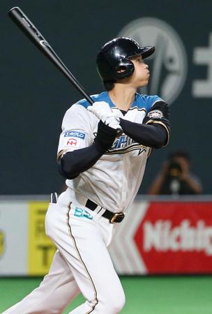 　７回、大谷が右中間に勝ち越し２ランを放つ