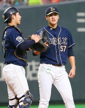 　７回、日本ハムに勝ち越しを許し、降板するオリックス・山田（右）