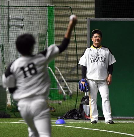 東浜（手前）とキャッチボールする工藤監督