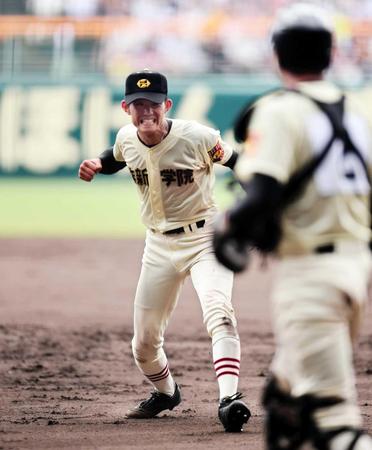 　作新学院・今井は最後の打者を打ち取りガッツポーズ