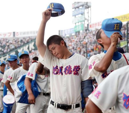 　作新学院に敗れ甲子園を去る花咲徳栄・高橋昂（撮影・山口登）