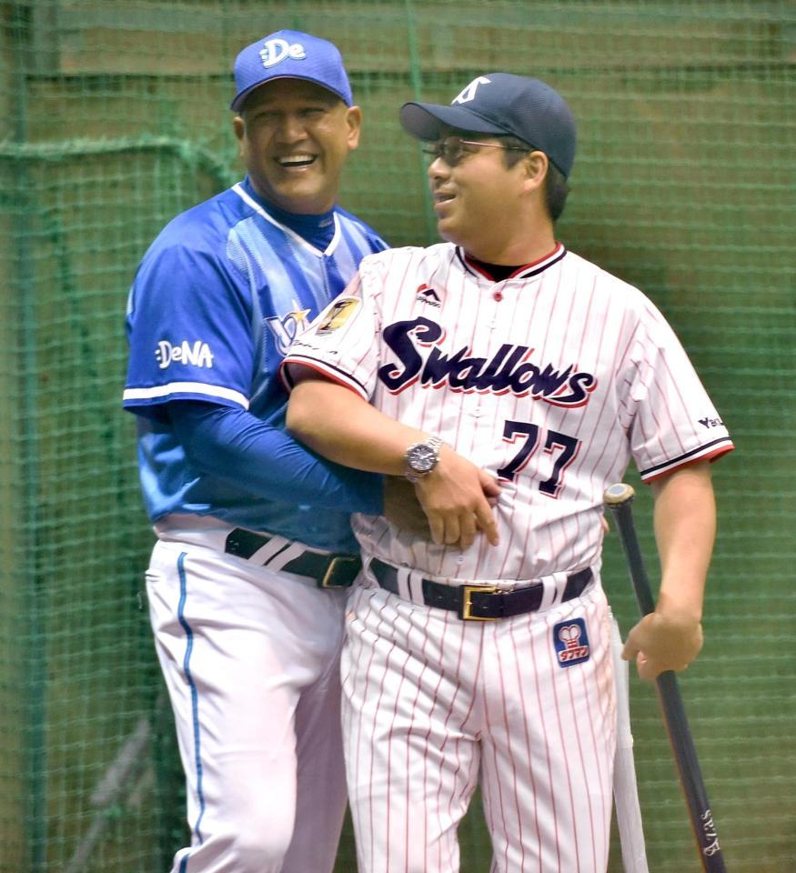 　ヤクルト・真中監督（右）にちょっかいをかけるＤｅＮＡ・ラミレス監督＝神宮室内練習場
