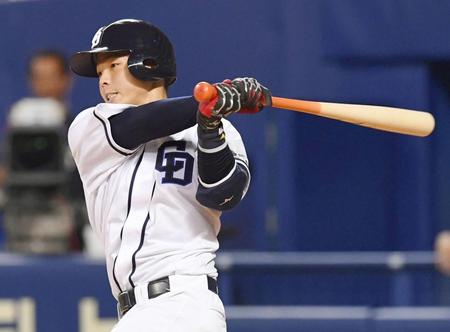 　４回、杉山が左前に先制打を放つ