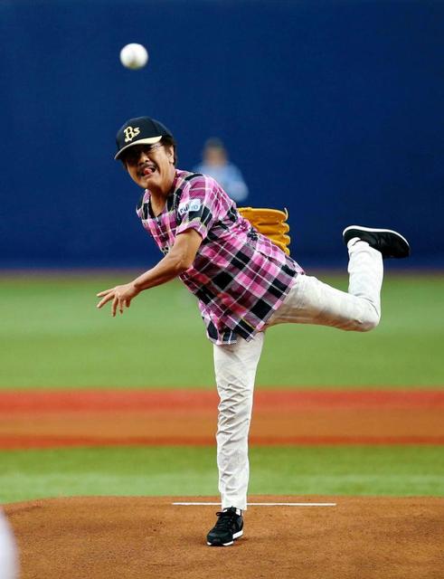 具志堅用高氏ピンクユニ始球式　野球経験アバウト説明「内野ぐらいかな」