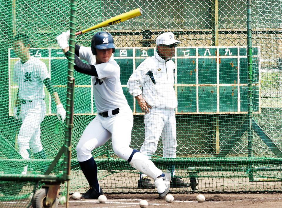 　ナインの練習を見守る明徳義塾・馬淵監督（後方右）＝撮影・開出牧