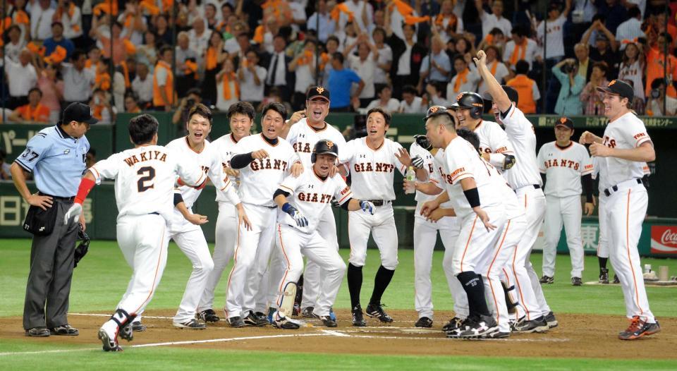 　サヨナラ本塁打を放った脇谷（左）を迎える巨人ナイン（撮影・堀内翔）