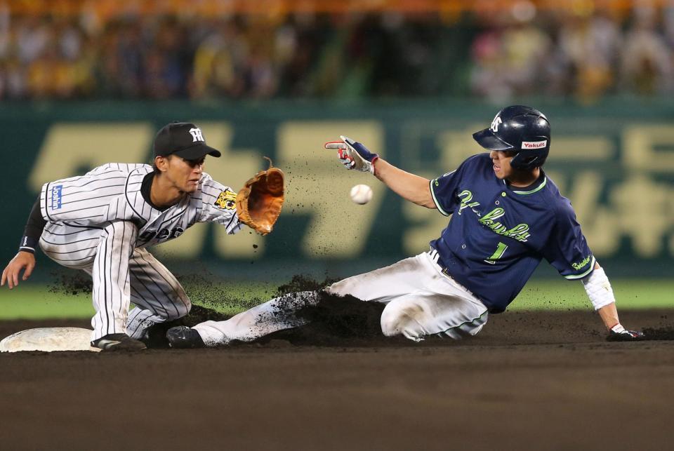 ６回ヤクルト、二盗を決めるヤクルト・山田哲人＝甲子園（撮影・飯室逸平）
