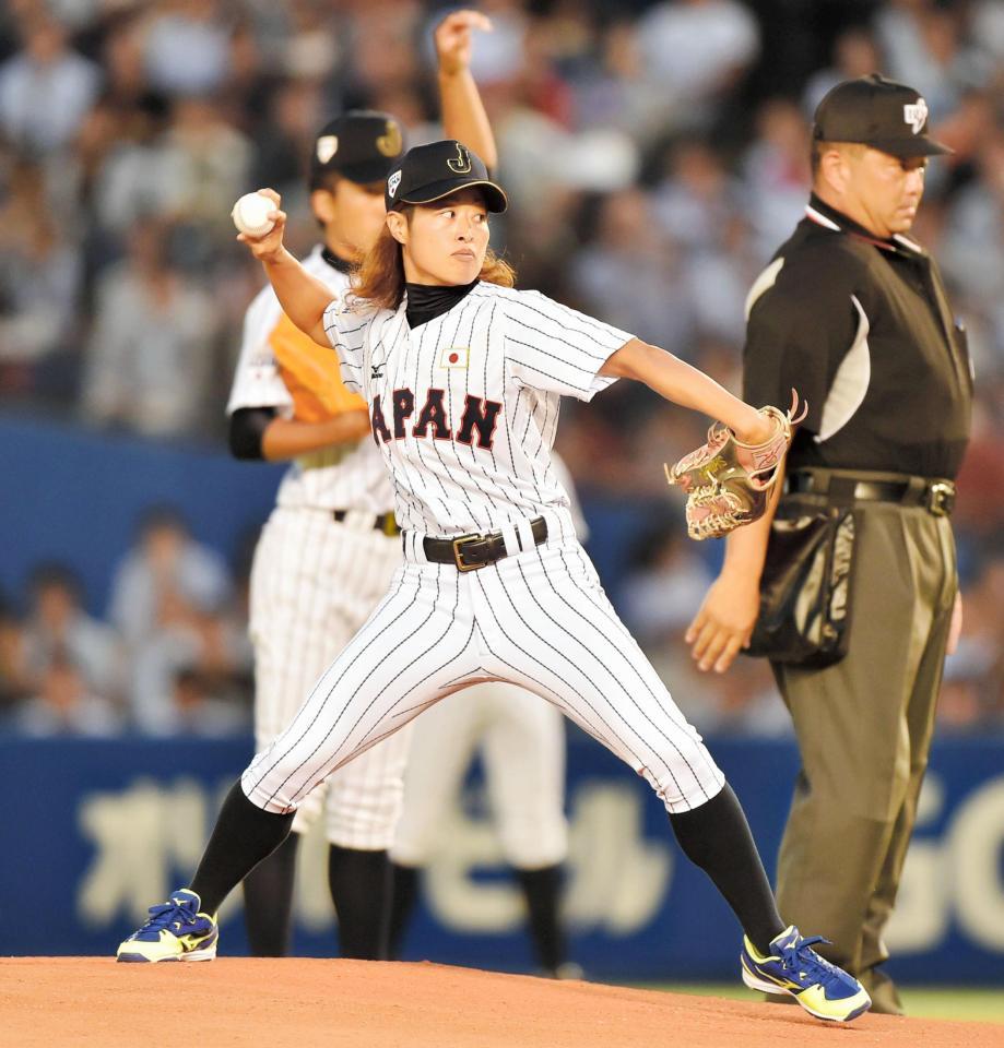 始球式を務める女子野球日本代表主将の志村亜貴子＝ＱＶＣマリン（撮影・出月俊成）