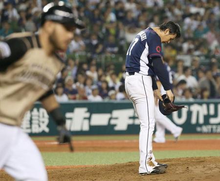 　５回、日本ハムのレアード（左）に逆転満塁本塁打を浴び、肩を落とす高橋光