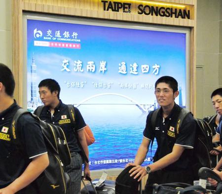 Ｕ－18アジア選手権の開催地・台中に到着した高校日本代表の今井（右）