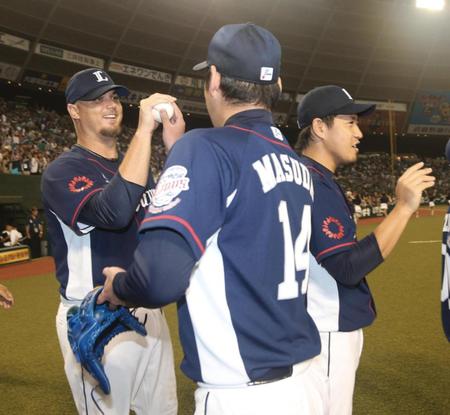 最後を締めた増田からウイニングボールを受け取るウルフ（左）