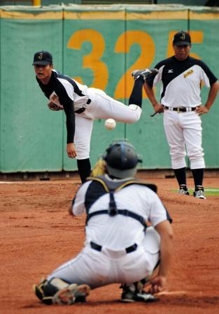 ブルペンで投球練習を行う高校日本代表・寺島（右は東コーチ）
