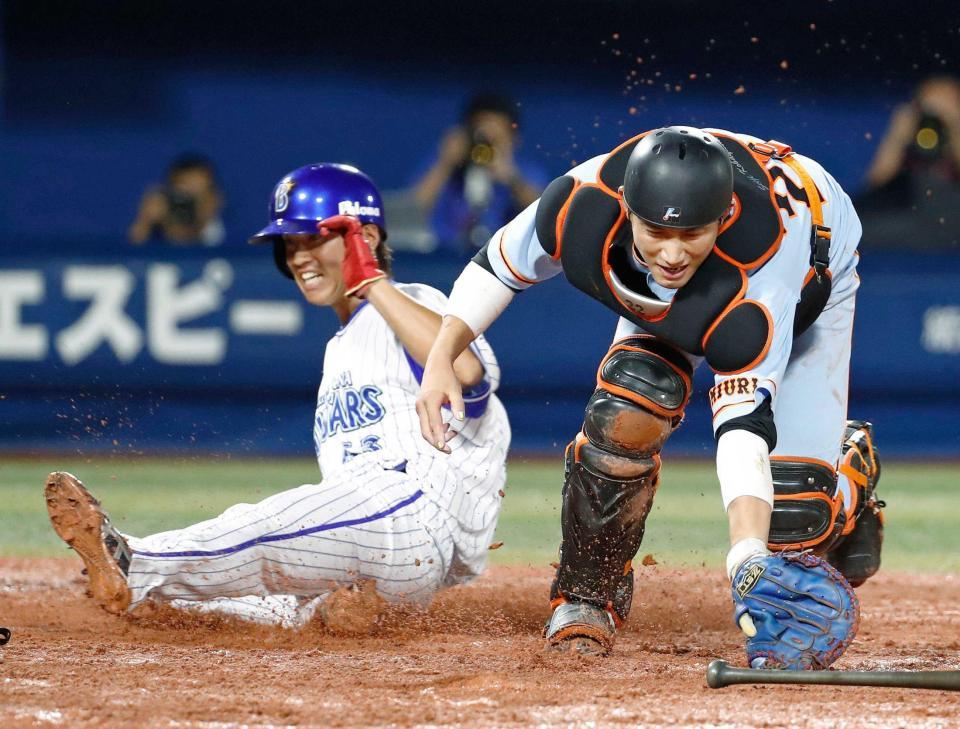 　８回、代打・下園の二ゴロが野選となり、代走の三走・関根が勝ち越しの生還。捕手・小林誠