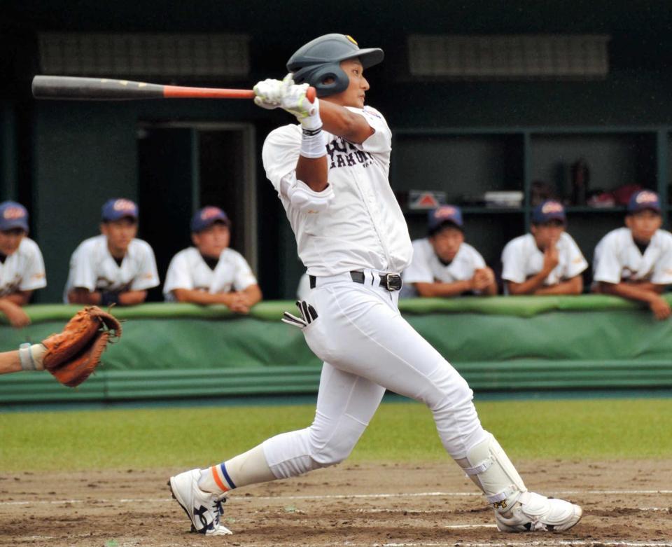 　３回、右中間へ決勝の本塁打を放った中京学院大・吉川