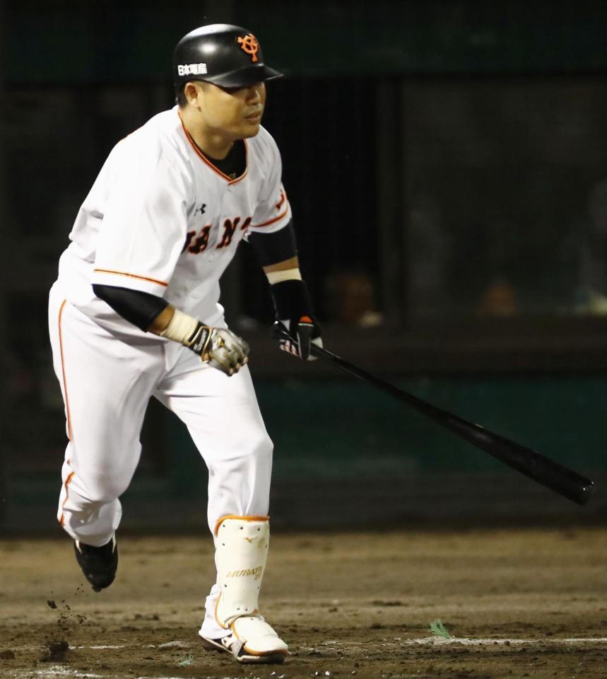 　３回、村田が右前に勝ち越し２点打を放つ