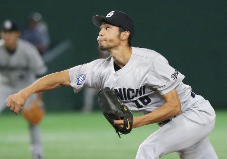 　５回途中から登板し、４勝目を挙げた中日・又吉＝東京ドーム