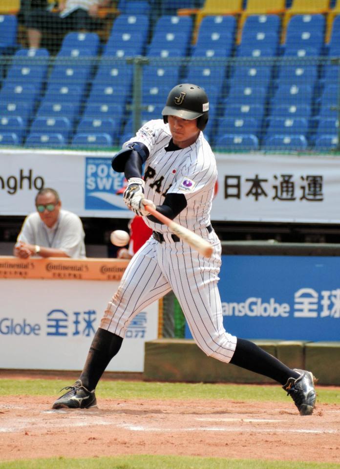 初回２死一、三塁、寺島はこの回２安打目となる中前適時打を放つ