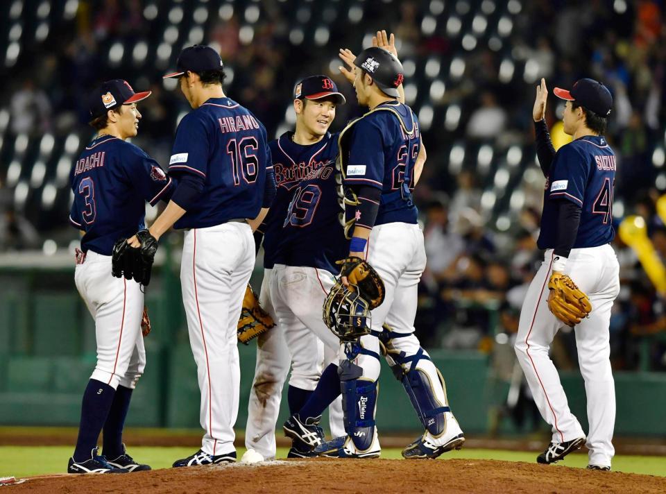 日本ハムに勝利し、タッチを交わすオリックスナイン＝ほっともっと神戸