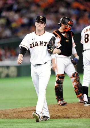 ８回途中で降板した巨人・マイコラス＝東京ドーム
