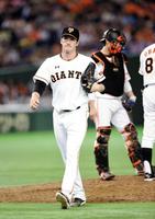 ８回途中で降板した巨人・マイコラス＝東京ドーム