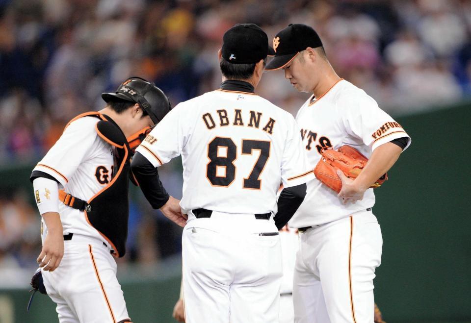 　１回、自らのエラーなどで３点を失いがっくりの大竹寛（右）＝撮影・開出牧