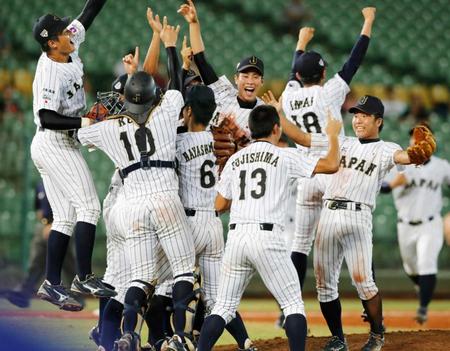 　台湾を破って優勝を果たし、喜ぶ日本ナイン（共同）