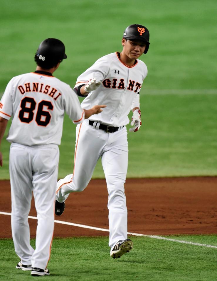 　１回、先制２ランを放ち、大西コーチ（左）とタッチを交わす坂本（撮影・開出牧）