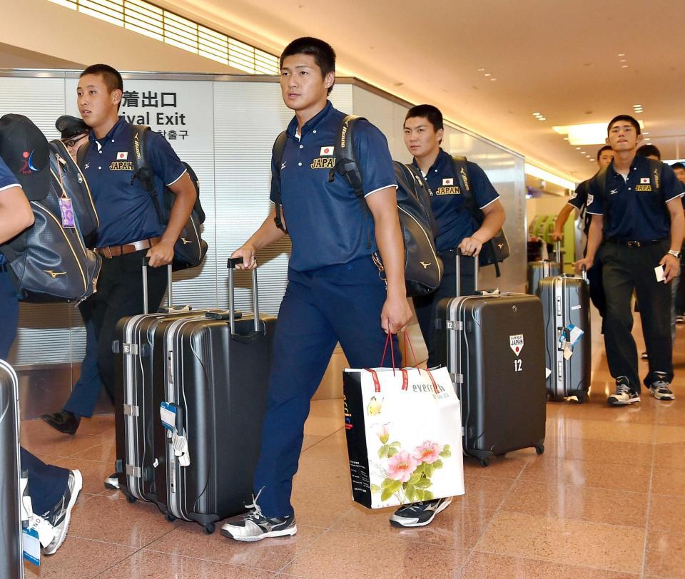 　帰国した（左から）藤平、寺島、渡辺、今井ら侍ジャパンＵ１８日本代表（撮影・園田高夫）