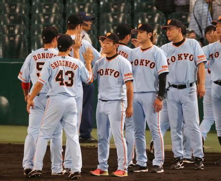 ハイタッチでナインを迎える巨人・田口麗斗ら巨人ナイン＝甲子園（撮影・飯室逸平）