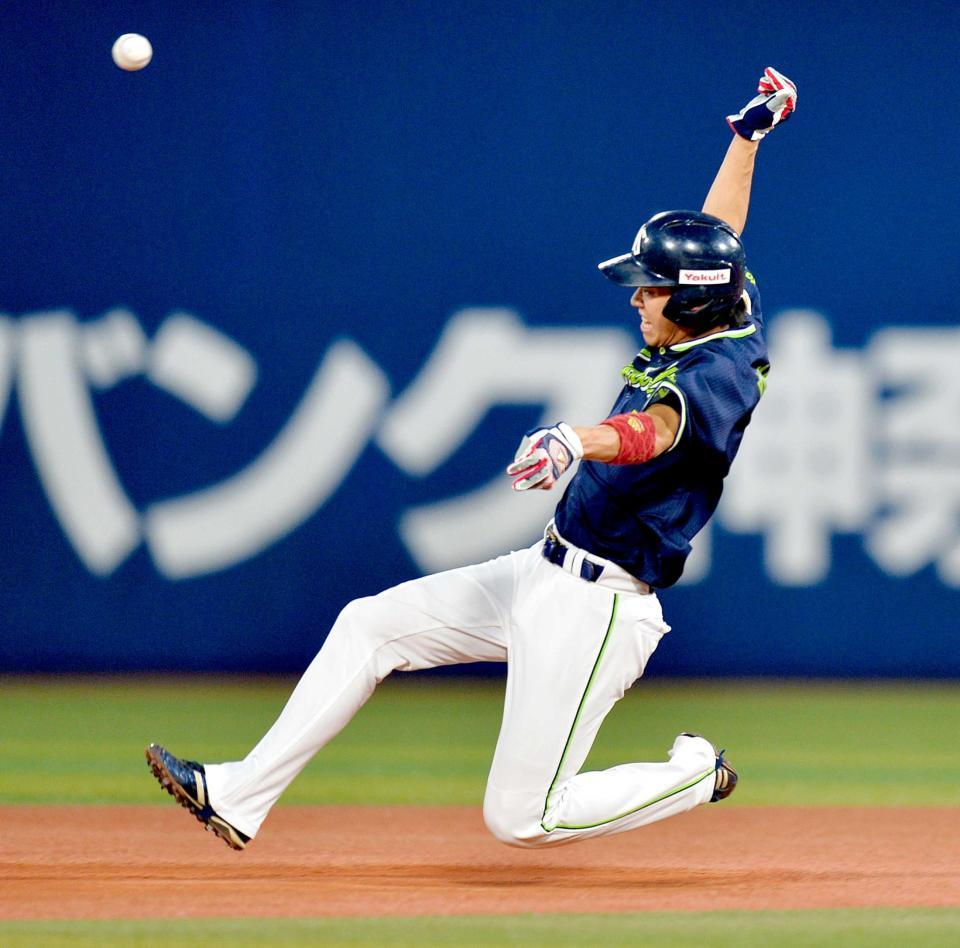 １回、バレンティンの時、山田が二盗に成功し、３０盗塁を達成　