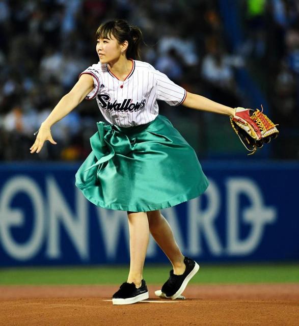 E－girls鷲尾伶菜ノーバン始球式「100点満点」/野球/デイリー