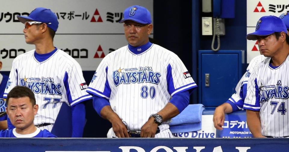 　ベンチで厳しい表情を見せるラミレス監督（中央）＝横浜スタジアム