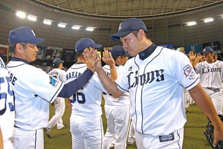 　田辺監督（左）に迎えられる１１勝目を挙げた菊池