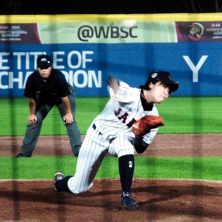 　豪州戦で先発、力投する清水美佑