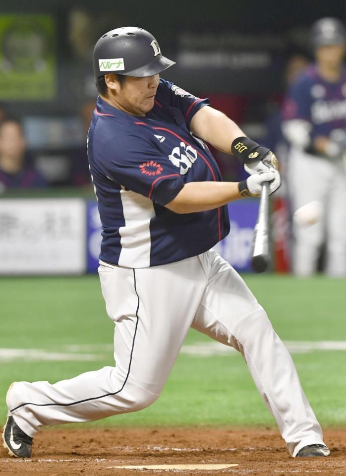 　９回、中村が右中間に２ランを放つ