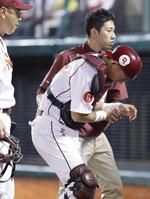 　２回、オリックス・小島のファウルが左手に当たり、治療のためベンチへ戻る楽天・嶋。３回の守備から交代した＝コボスタ宮城