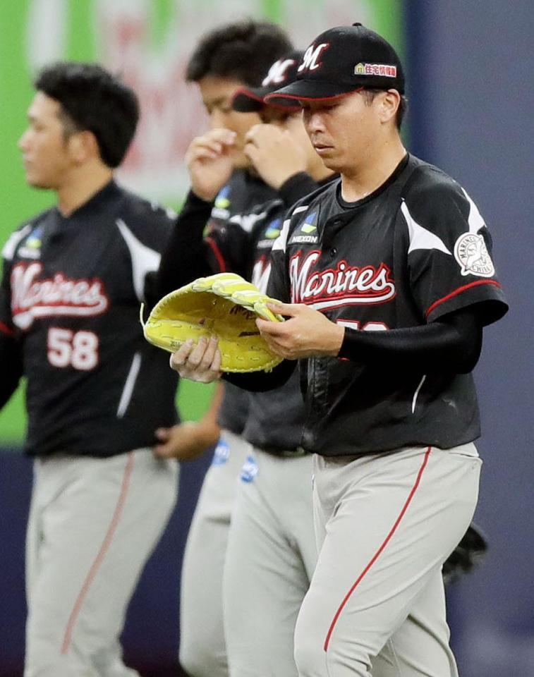 　ファンへのあいさつを終えて引き揚げる、サヨナラで敗戦投手となったロッテ・益田（右端）＝京セラドーム