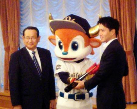 連携協力に関する包括協定書に調印をした西名球団社長（左）とバファローブル（中央）、吉村大阪市長（右）