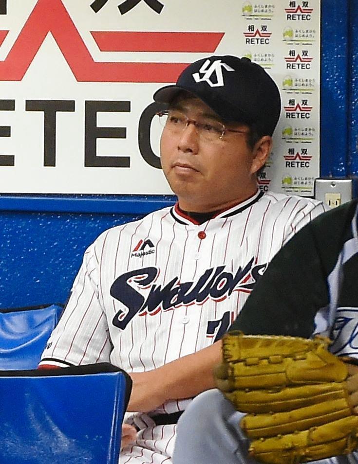 　ＤｅＮＡ戦の３回、追加点を許し渋い表情のヤクルト・真中監督＝神宮