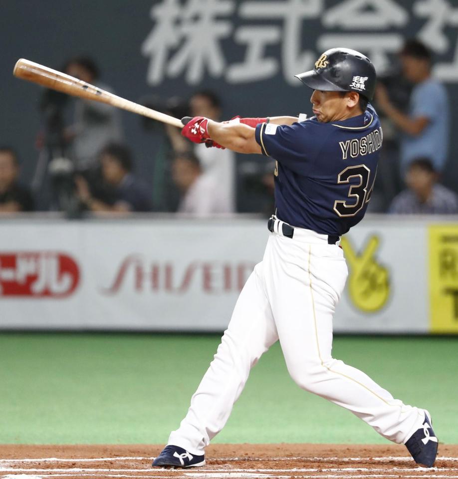 　６回オリックス無死一、三塁、吉田正が右前に適時打を放つ＝札幌ドーム