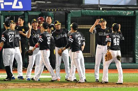 楽天に快勝し、笑顔でナインを出迎える内川（右から２人目）ら