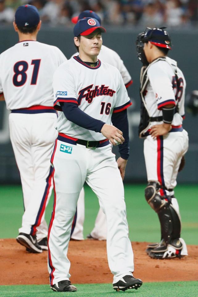 ６回、オリックスに追加点を許し、降板する日本ハム・有原＝札幌ドーム