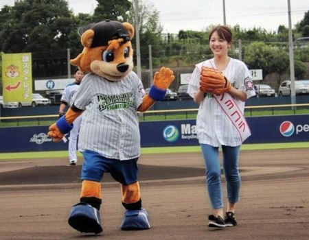 イースタン・西武戦で始球式を務めたタレント・池田ショコラ（球団提供）
