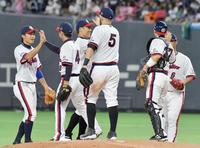 　ロッテに勝利しハイタッチする日本ハムナイン＝札幌ドーム