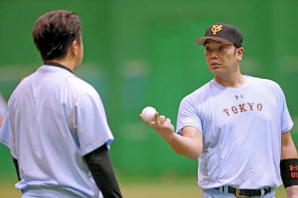 　沢村（左）と話し込む阿部＝撮影・北村雅宏