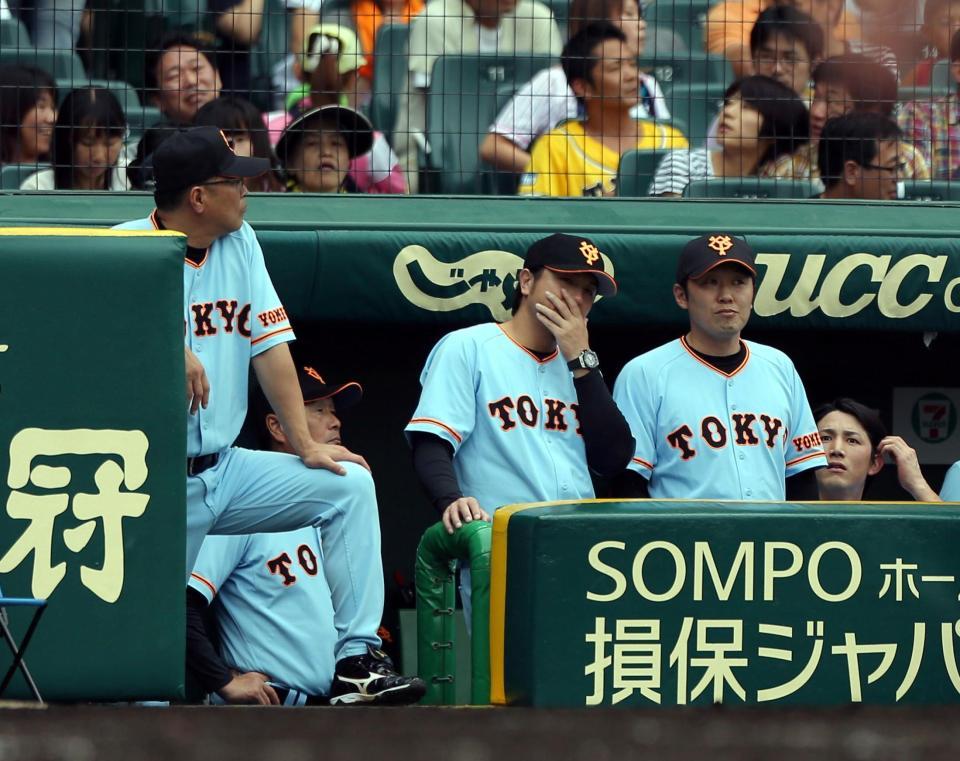 　ベンチで渋い表情の巨人・高橋監督（左から３人目）＝撮影・山口登