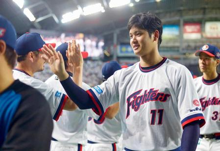 　ロッテに勝利しナインとタッチする大谷