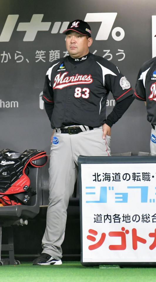 　２回、ベンチから試合を見つめるロッテ・伊東監督