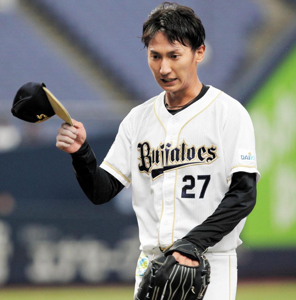 　プロ初先発も４回４失点で冴えない表情でベンチに引き揚げるオリックス・青山
