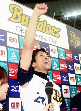 　お立ち台で「キター！」と叫ぶ小松＝２００８年撮影